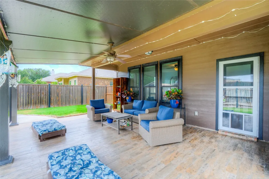 1201 Meadowlakes Azle TX 76020