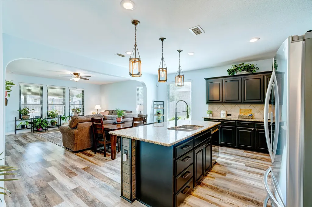 1201 Meadowlakes Azle TX 76020