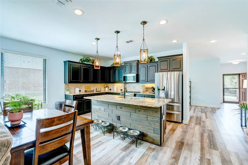 1201 Meadowlakes Azle TX 76020