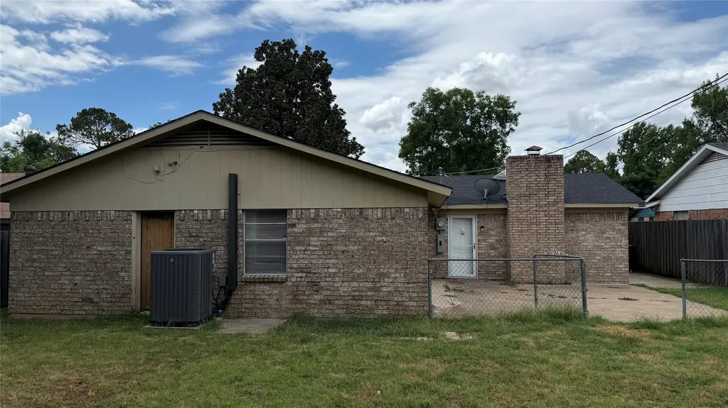 1505 Montclair Street Arlington TX 76015