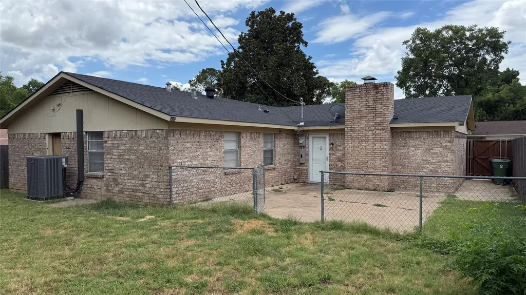 1505 Montclair Street Arlington TX 76015