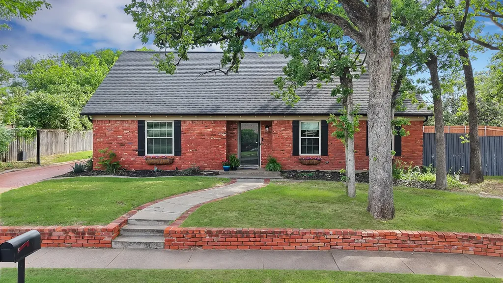 1710 Hilltop Lane Pantego TX 76013