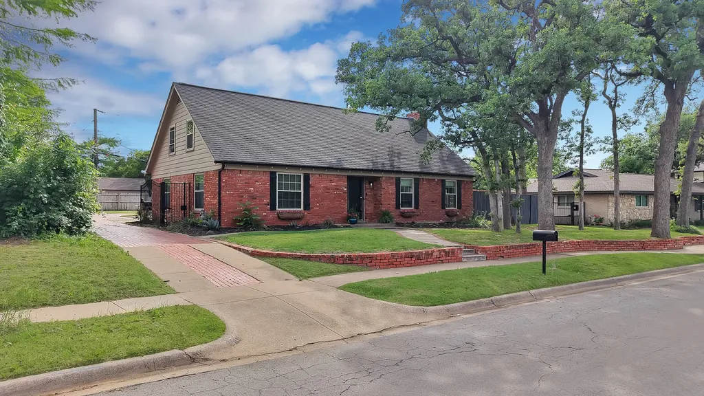 1710 Hilltop Lane Pantego TX 76013