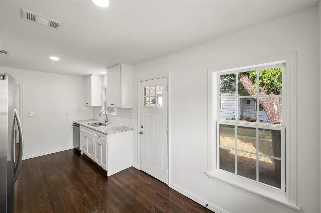 5117 Almena Road River Oaks TX 76114