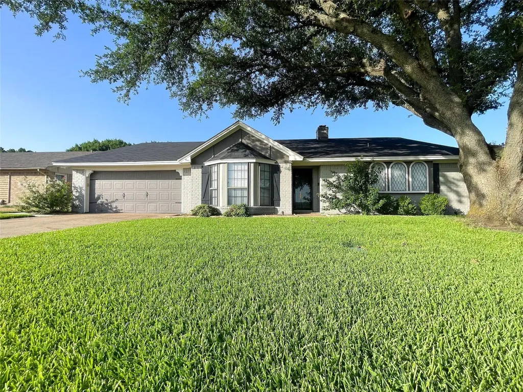 112 Overcrest Drive Benbrook TX 76126