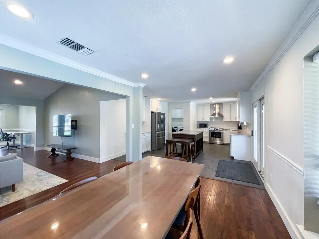 112 Overcrest Drive Benbrook TX 76126