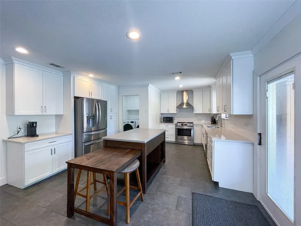 112 Overcrest Drive Benbrook TX 76126