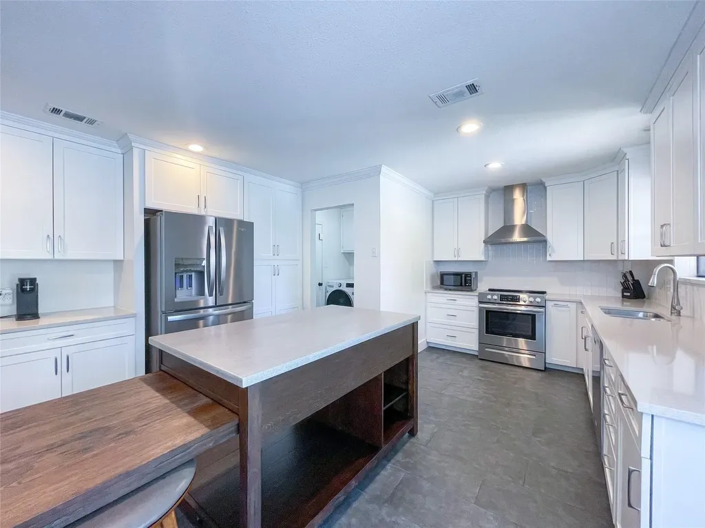 112 Overcrest Drive Benbrook TX 76126