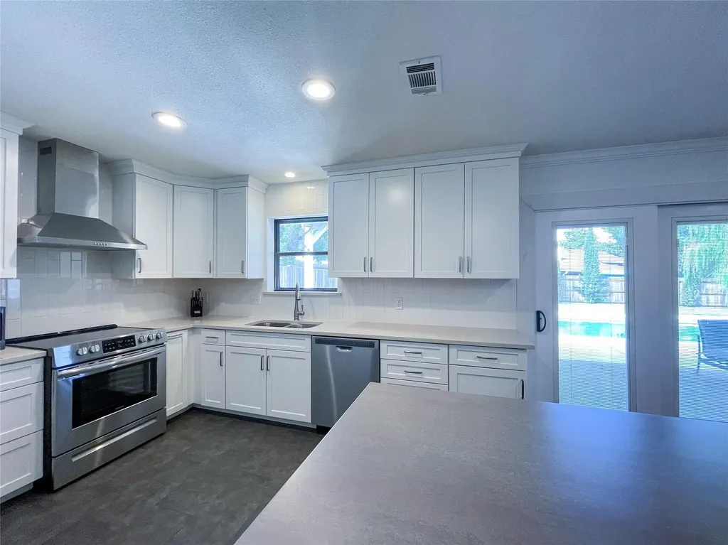112 Overcrest Drive Benbrook TX 76126