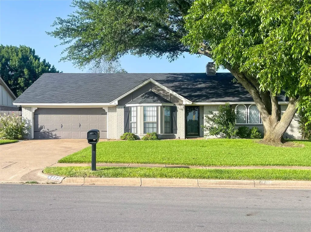 112 Overcrest Drive Benbrook TX 76126