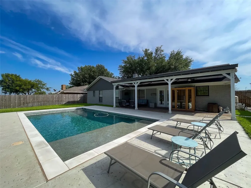 112 Overcrest Drive Benbrook TX 76126