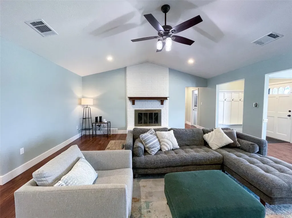 112 Overcrest Drive Benbrook TX 76126