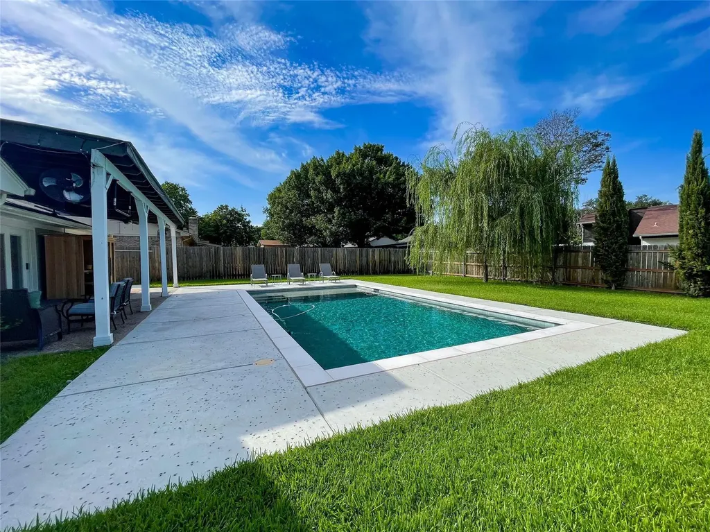 112 Overcrest Drive Benbrook TX 76126
