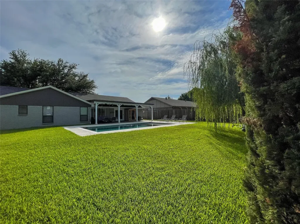 112 Overcrest Drive Benbrook TX 76126