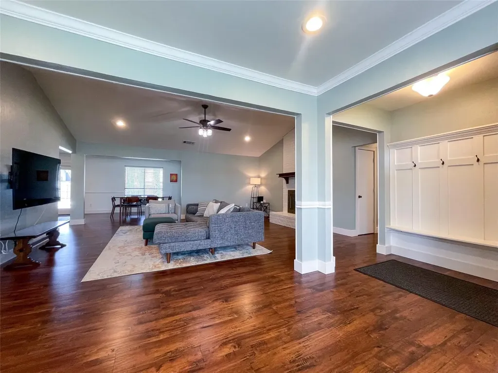 112 Overcrest Drive Benbrook TX 76126
