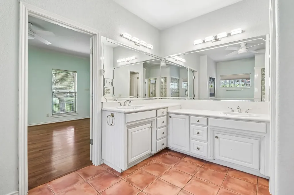 824 Havenwood Lane S Fort Worth TX 76112