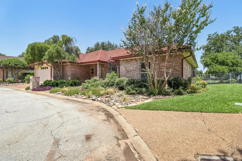 824 Havenwood Lane S Fort Worth TX 76112