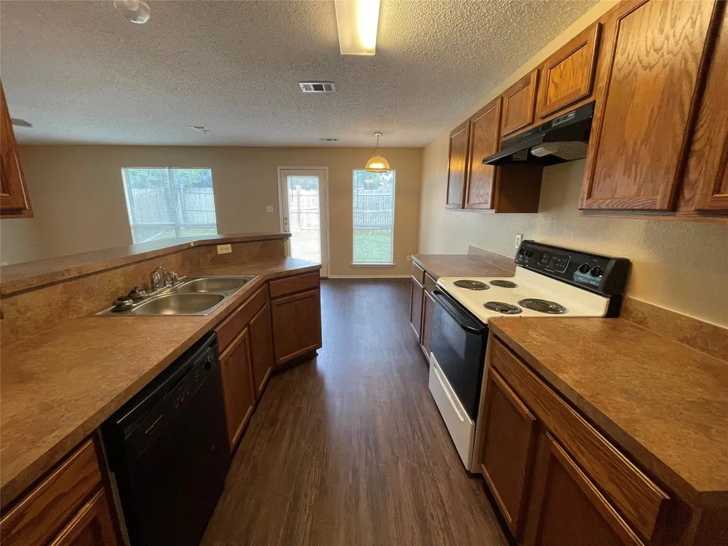 3316 Knoll Trail Balch Springs TX 75180