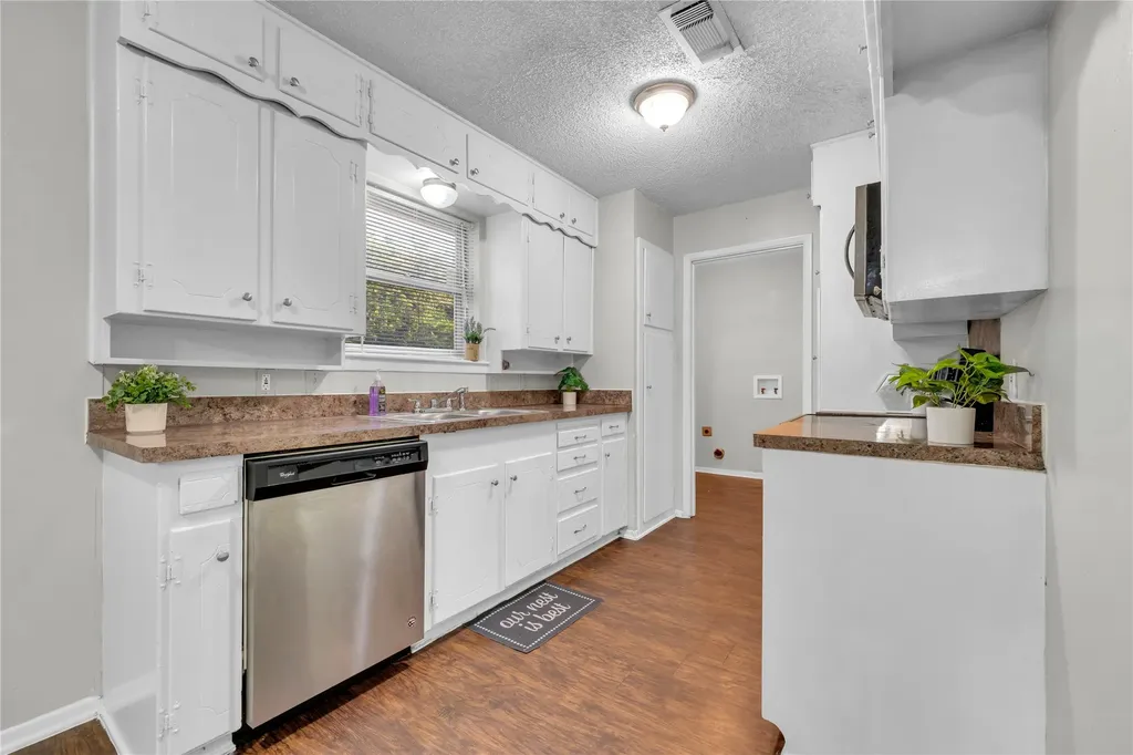 6075 Lalagray Lane Watauga TX 76148