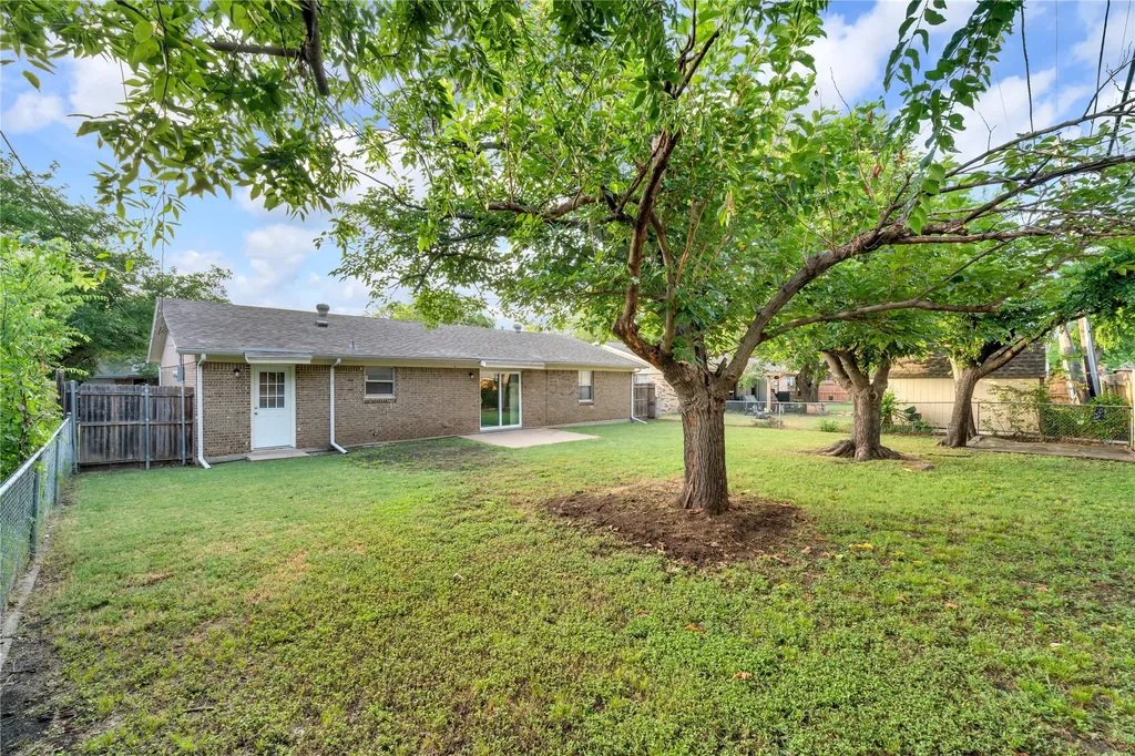 6075 Lalagray Lane Watauga TX 76148