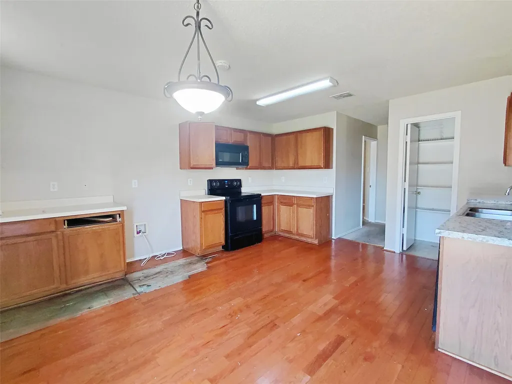 2123 W Grove Lane Grand Prairie TX 75052