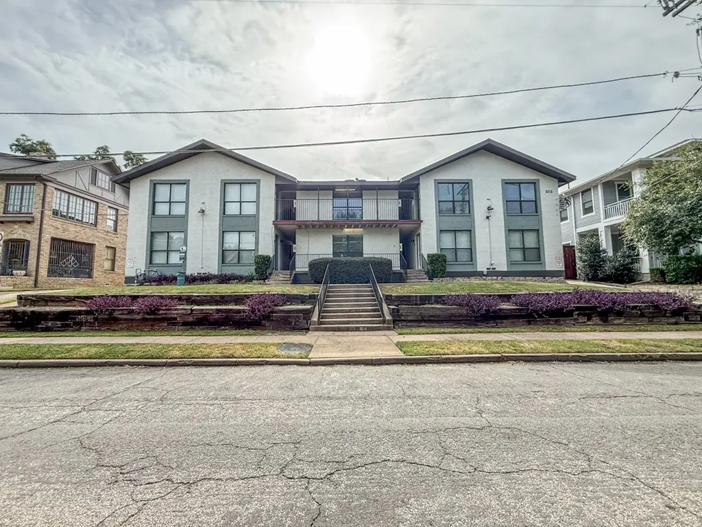 808 Blaylock Drive Dallas TX 75203