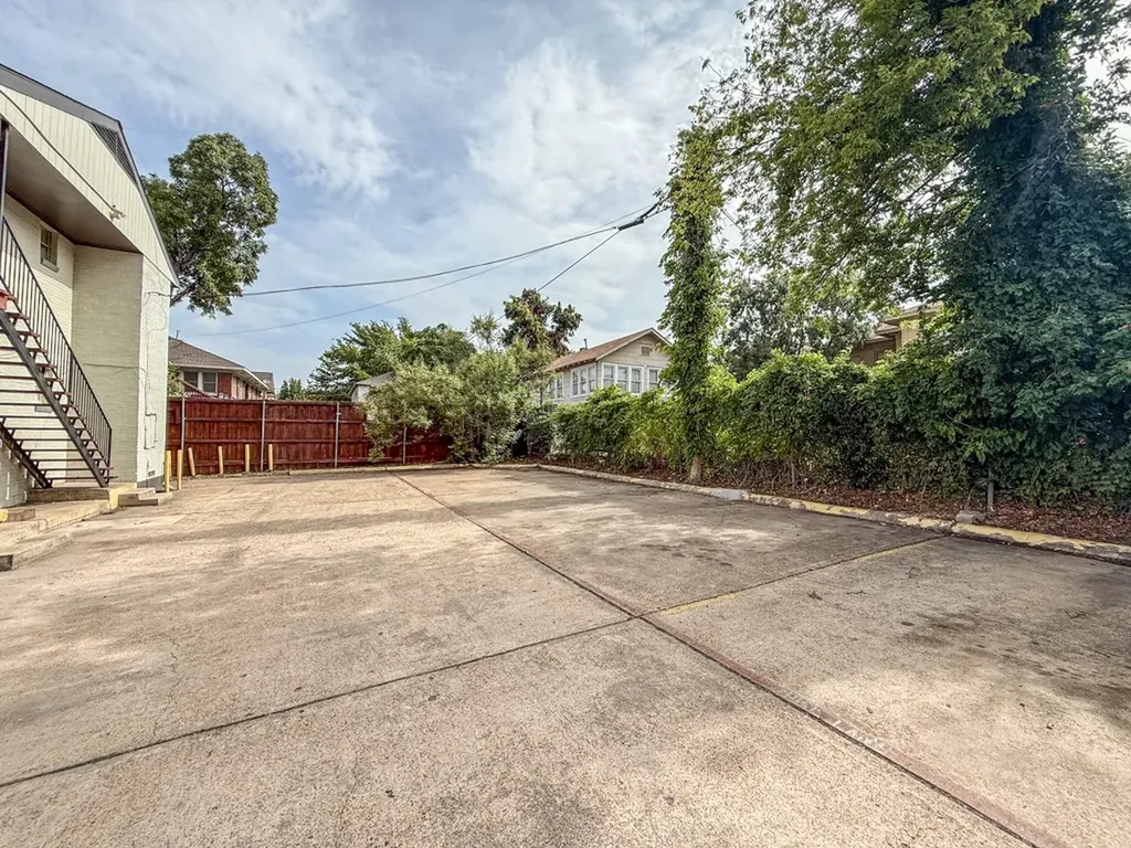 808 Blaylock Drive Dallas TX 75203