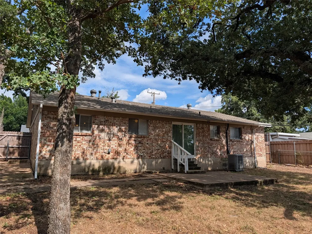 1820 Warren Lane Fort Worth TX 76112