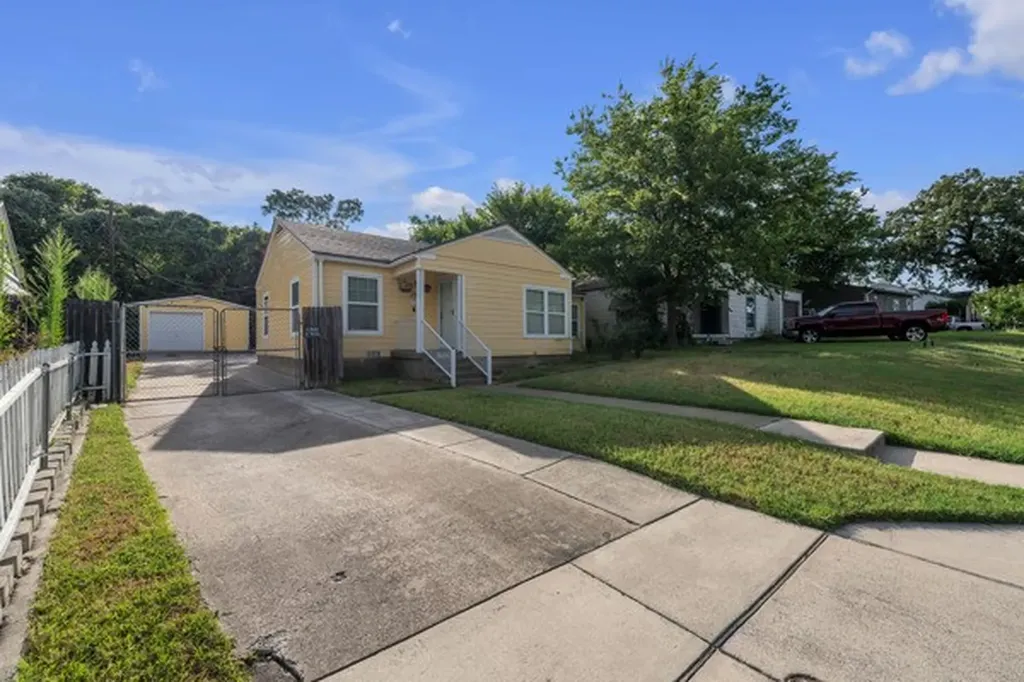 1005 Clarence Street W Fort Worth TX 76117