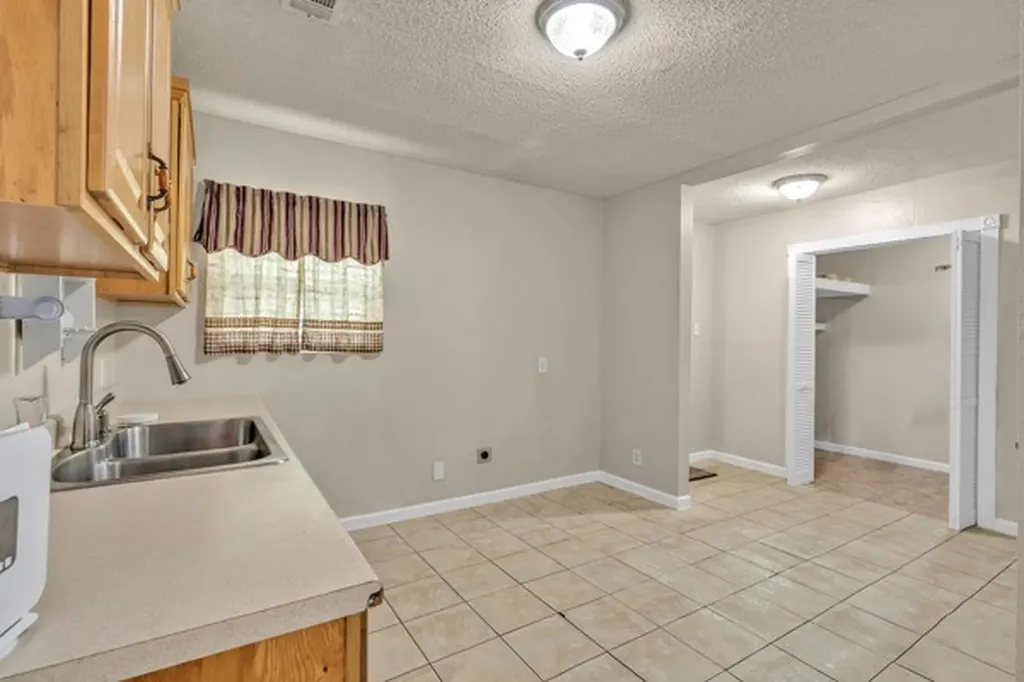1005 Clarence Street W Fort Worth TX 76117