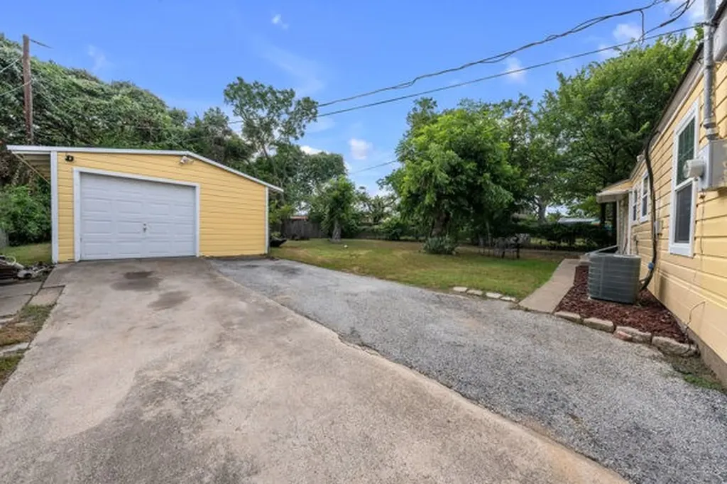 1005 Clarence Street W Fort Worth TX 76117