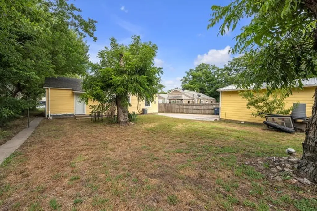 1005 Clarence Street W Fort Worth TX 76117