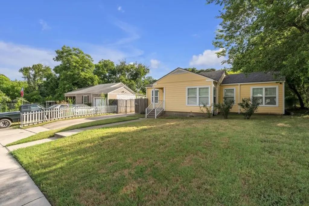 1005 Clarence Street W Fort Worth TX 76117