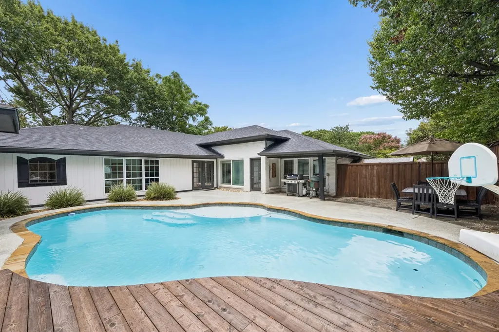 16814 Deer Park Drive Dallas TX 75248
