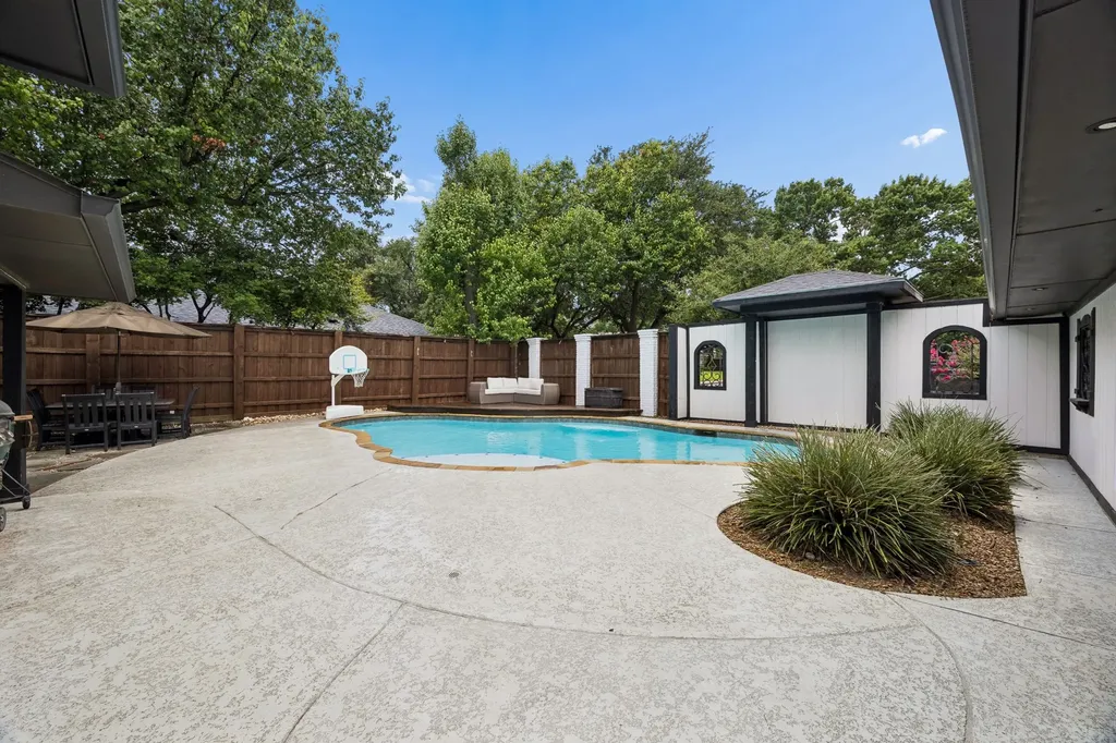 16814 Deer Park Drive Dallas TX 75248