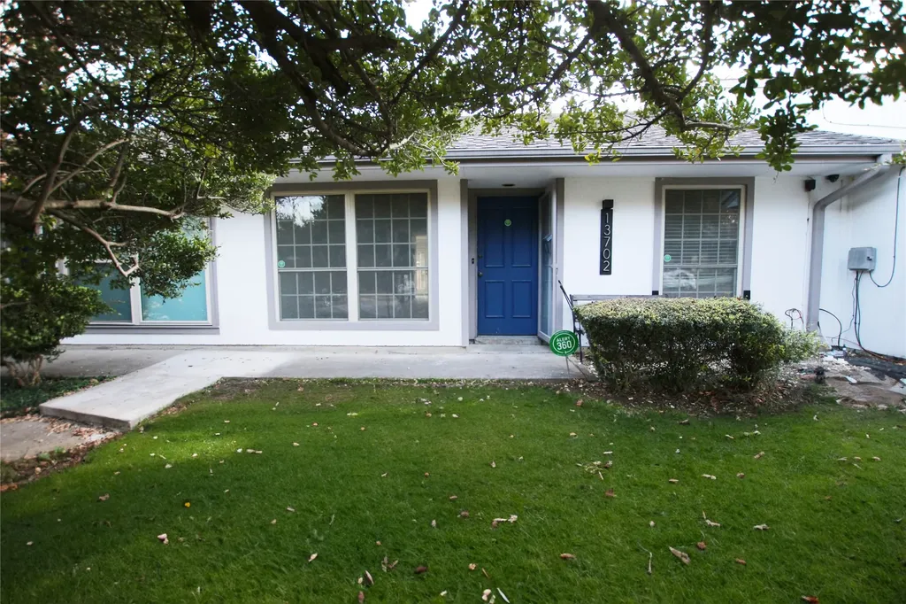 13702 Flagstone Lane Dallas TX 75240