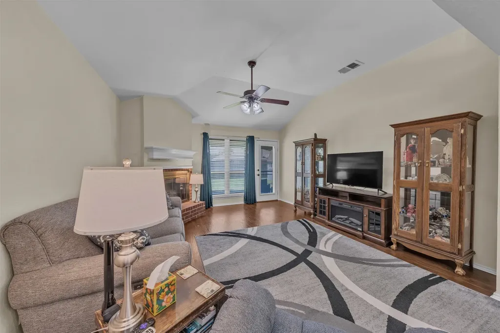 5909 Colebrook Court Arlington TX 76017