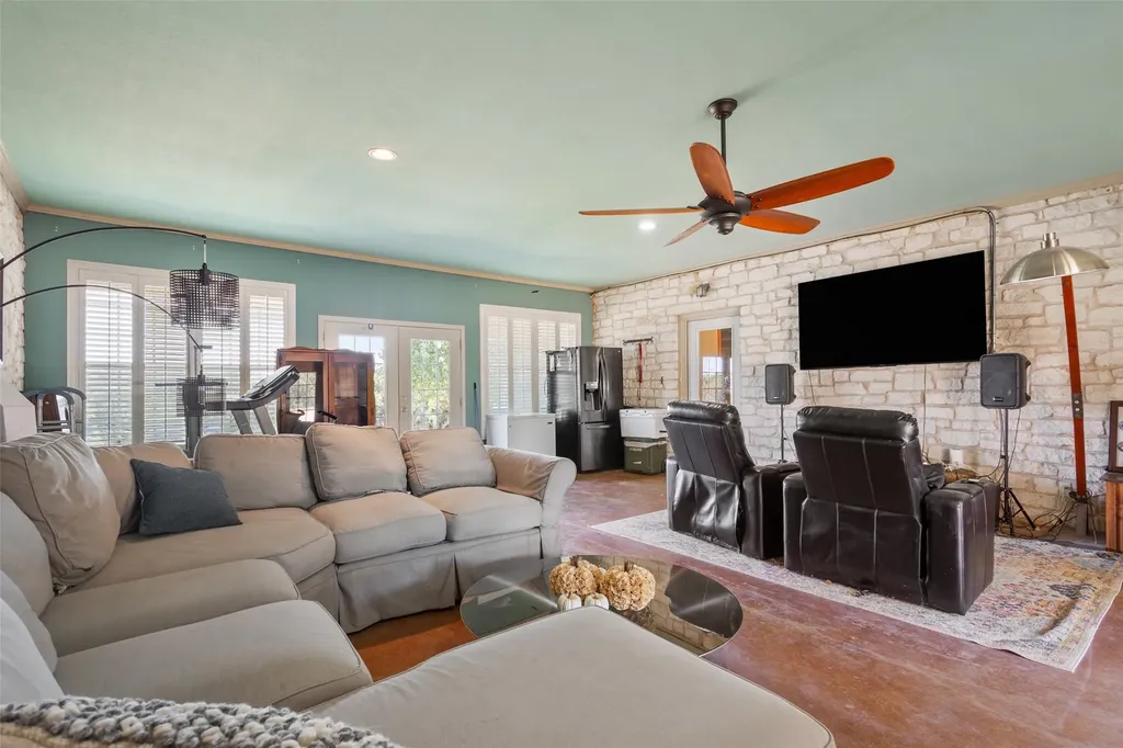 564 Sam Bass Road Mcgregor TX 76657