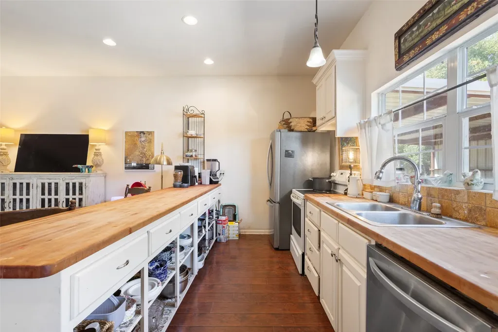 564 Sam Bass Road Mcgregor TX 76657