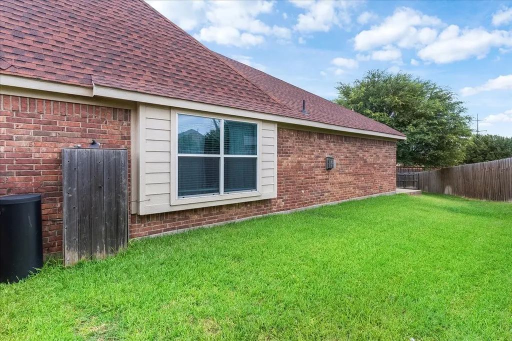 817 Trailwood Drive Desoto TX 75115