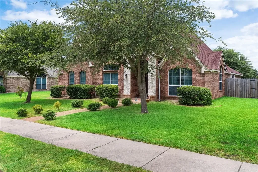817 Trailwood Drive Desoto TX 75115