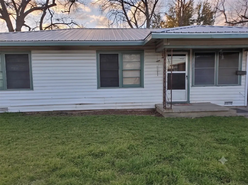 1204 N Fannin Avenue Cameron TX 76520