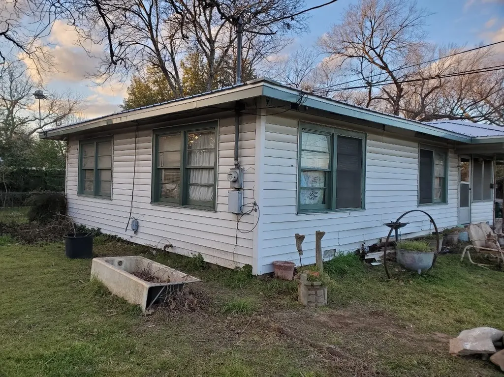 1204 N Fannin Avenue Cameron TX 76520