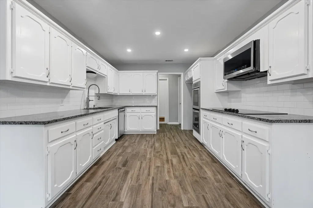 213 Meadowhill Drive Benbrook TX 76126