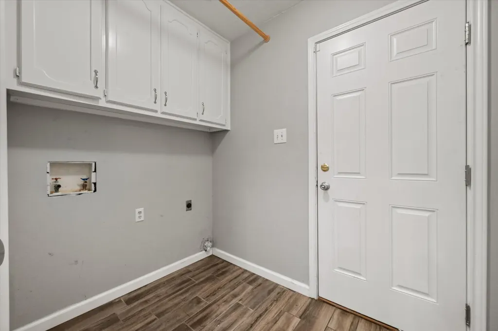 213 Meadowhill Drive Benbrook TX 76126