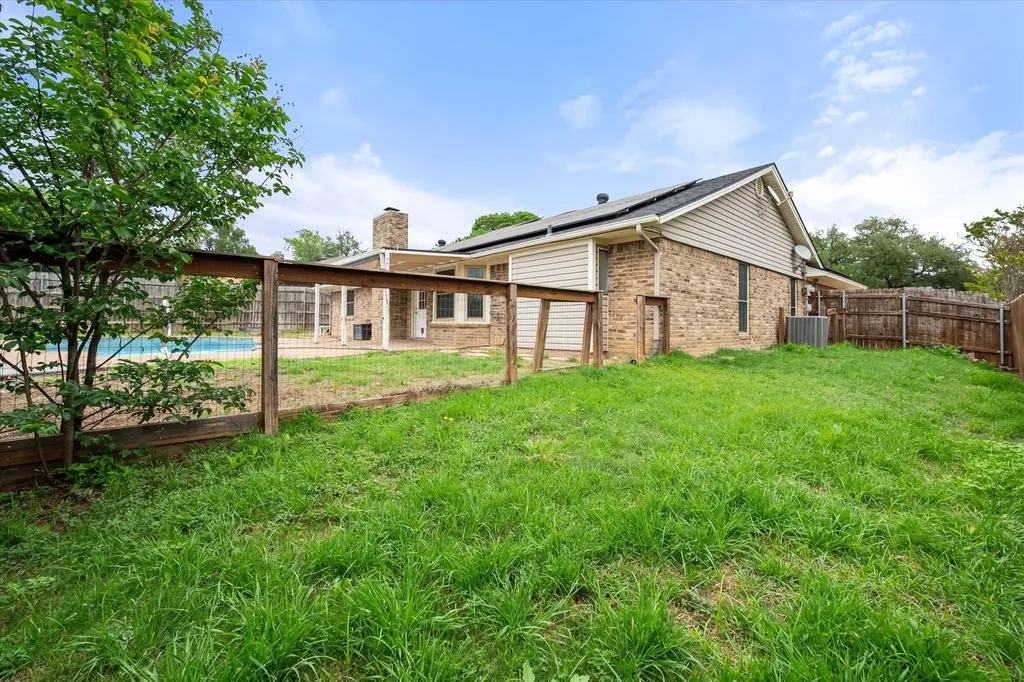 213 Meadowhill Drive Benbrook TX 76126