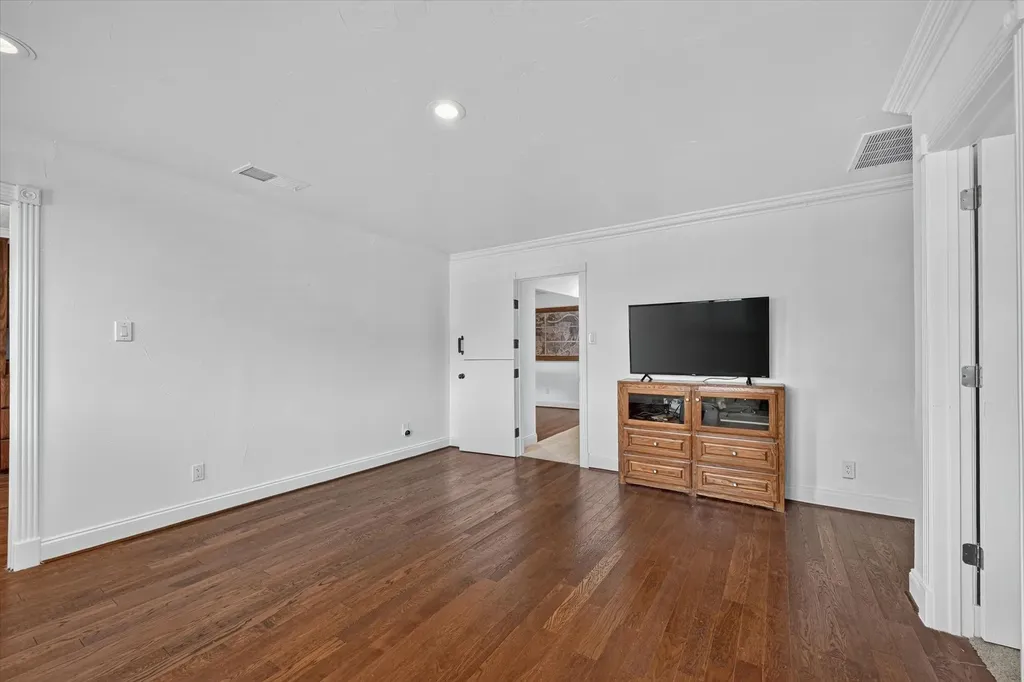 1946 Sussex Drive Carrollton TX 75007