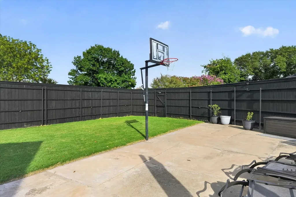 1946 Sussex Drive Carrollton TX 75007