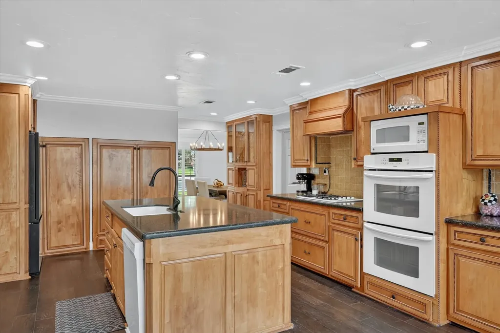 1946 Sussex Drive Carrollton TX 75007