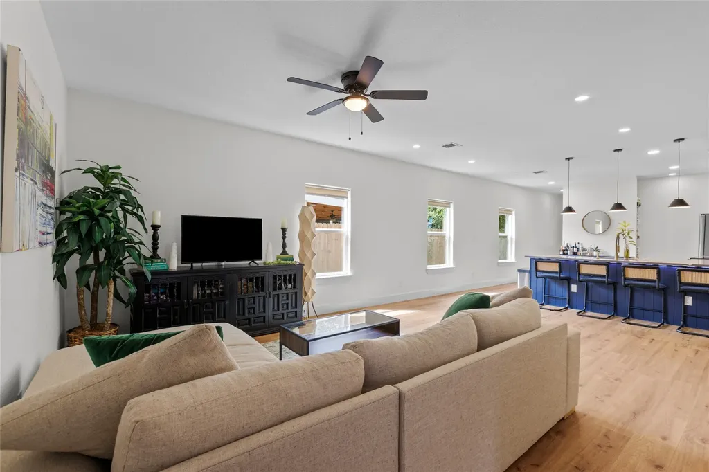 5404 Bourquin Street Dallas TX 75210